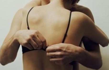 女性围绝经期同房做爱的好处_绝经后妇女性生活的注意事项