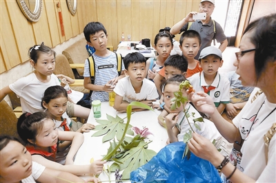 父母离异后孩子情绪很不稳定该怎么帮助他？