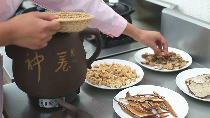 面上长斑或痤疮要调心