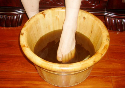 白矾枯矾加白醋泡脚的作用与好处_可以治疗脚气、除脚臭吗