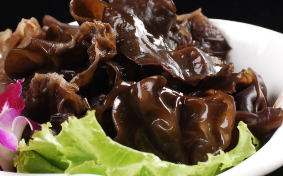 黑木耳禁忌人群与作用功效_什么人不能吃 不宜同吃食物