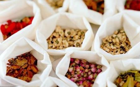 紫归治裂膏的作用功效、组成成分与现代应用