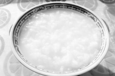 大米粥的作用功效与做法_大米粥的禁忌与注意事项