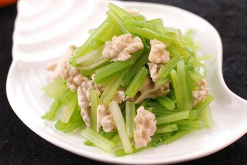 核桃仁拌芹菜的作用功效与做法_核桃仁拌芹菜怎么做