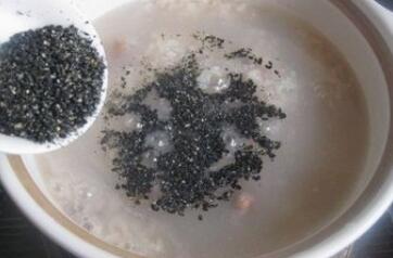 黑芝麻粥的作用功效与做法_黑芝麻粥怎么做