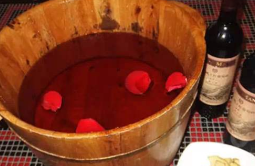 ​葡萄酒泡脚的作用与功效、方法_如何用红酒足浴