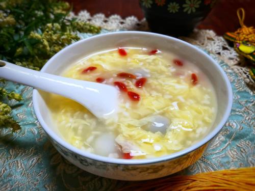 百合柿饼鸽蛋汤能润肺解燥吗？作用与功效、做法