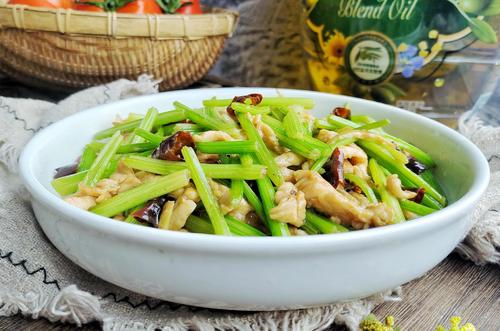 鸡丝拌芹菜中老年人吃的好处-作用与功效、做法、营养价值