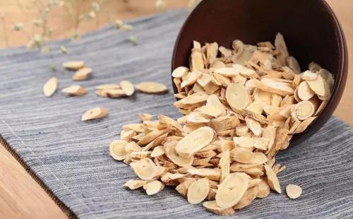 黄芪黑鱼片中老年人吃的好处-作用与功效、做法、营养价值