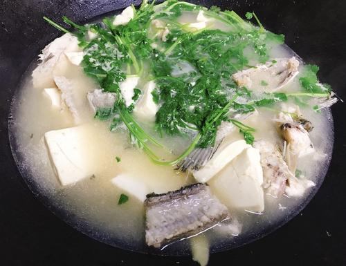 豆腐咸鱼头汤中老年人吃的好处-作用与功效、做法、营养价值