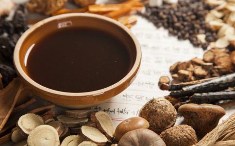 龙胆泻肝汤加减治耳前痈(先天性耳前瘘管继发感染)医案、配方