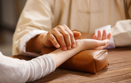 引起经脉虚实的病因、病机是什么?