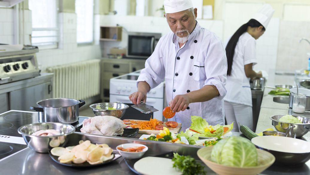 老年人为什么要多餐少食