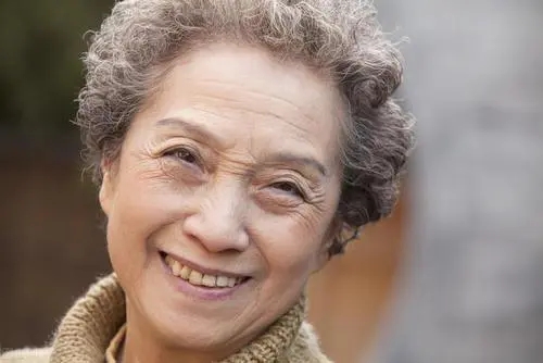 常服药的老年人如何预防药物性食管损伤